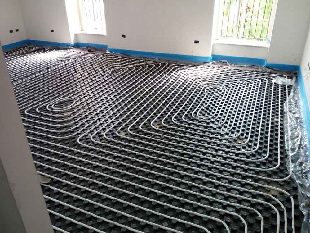 Impianto composto da pompa di calore ibrida, impianto fotovoltaico, impianto radiante caldo e freddo, sistema di deumidificazione